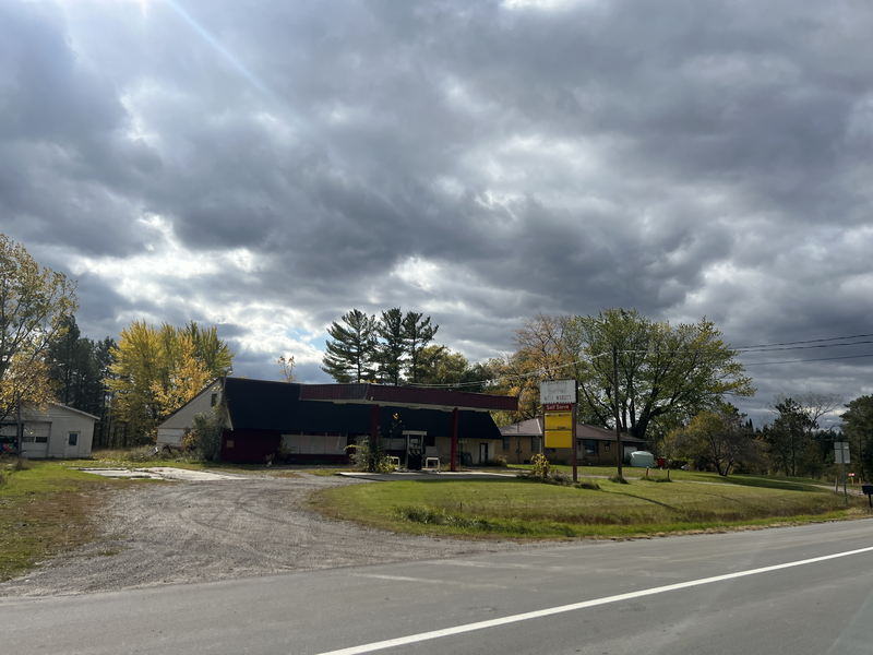 Strauers Country Market (Herrimans Country Market) - October 2022 Photo - Closed (newer photo)